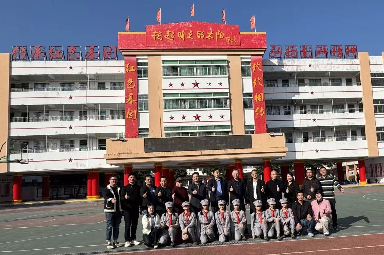 “朝阳杯-全国青少年书画设计摄影AI大展”组委会专家走进海丰红军小学进行调研